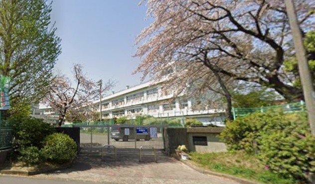 小学校　厚木市立緑ケ丘小学校（小学校）まで302m