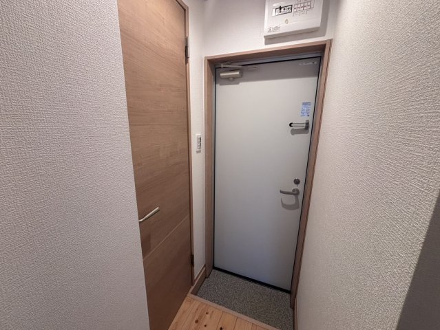 玄関　居住中の為別部屋参考