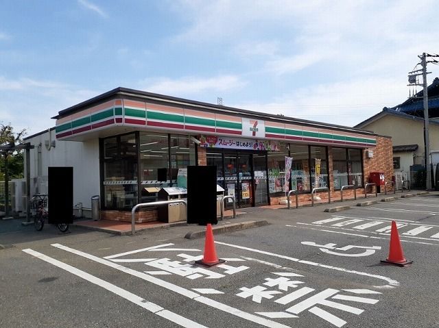 コンビニ　セブンイレブン（コンビニ）まで700m