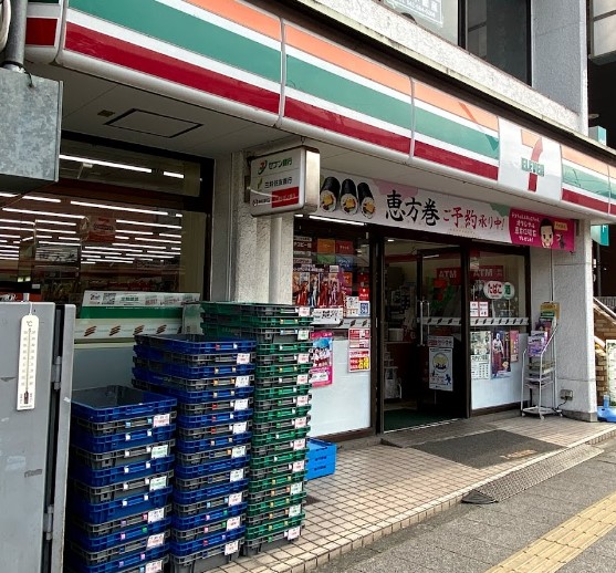 コンビニ　セブンイレブン 日野駅前店（コンビニ）まで303m
