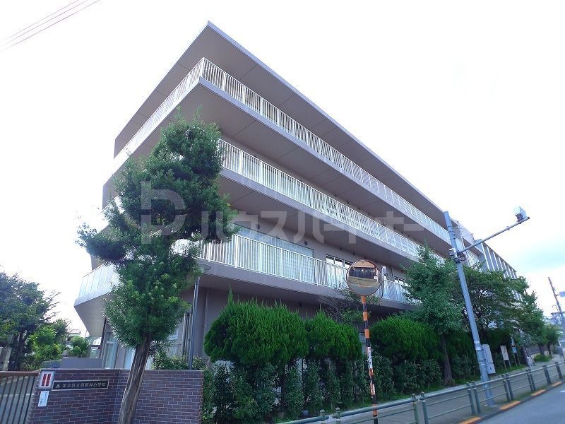 小学校　足立区立西新井小学校（小学校）まで490m