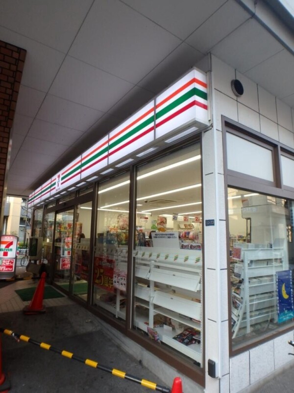 コンビニ　セブン‐イレブン ハートインＪＲ東部市場前駅前店（コンビニ）まで820m