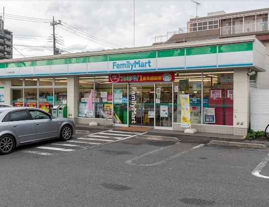 コンビニ　ファミリーマート八王子堀之内店（コンビニ）まで159m
