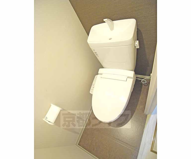 トイレ　便利な物置があります。