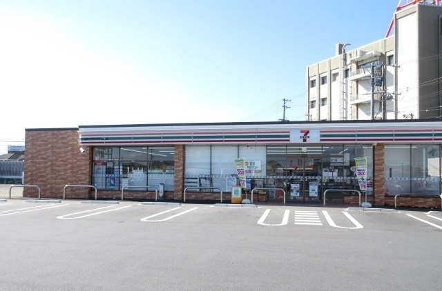 コンビニ　セブンイレブン（コンビニ）まで550m