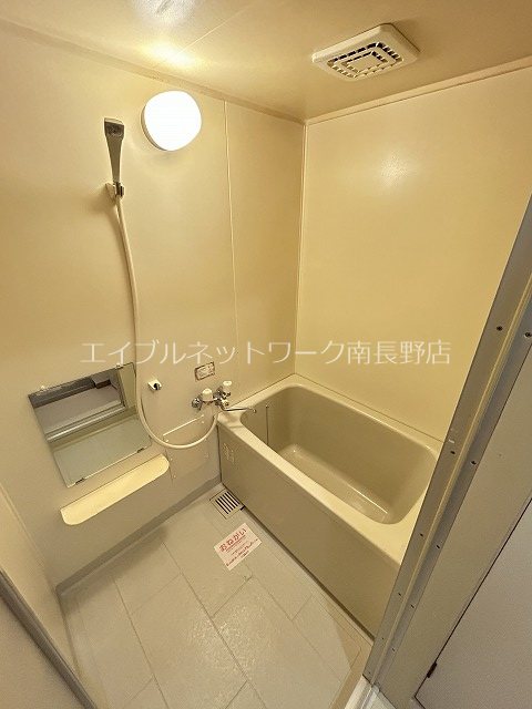 バス・シャワールーム　参考：103号室（内装・設備が異なる場合があります。）