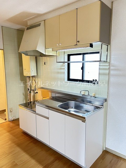 キッチン　参考：103号室（内装・設備が異なる場合があります。）