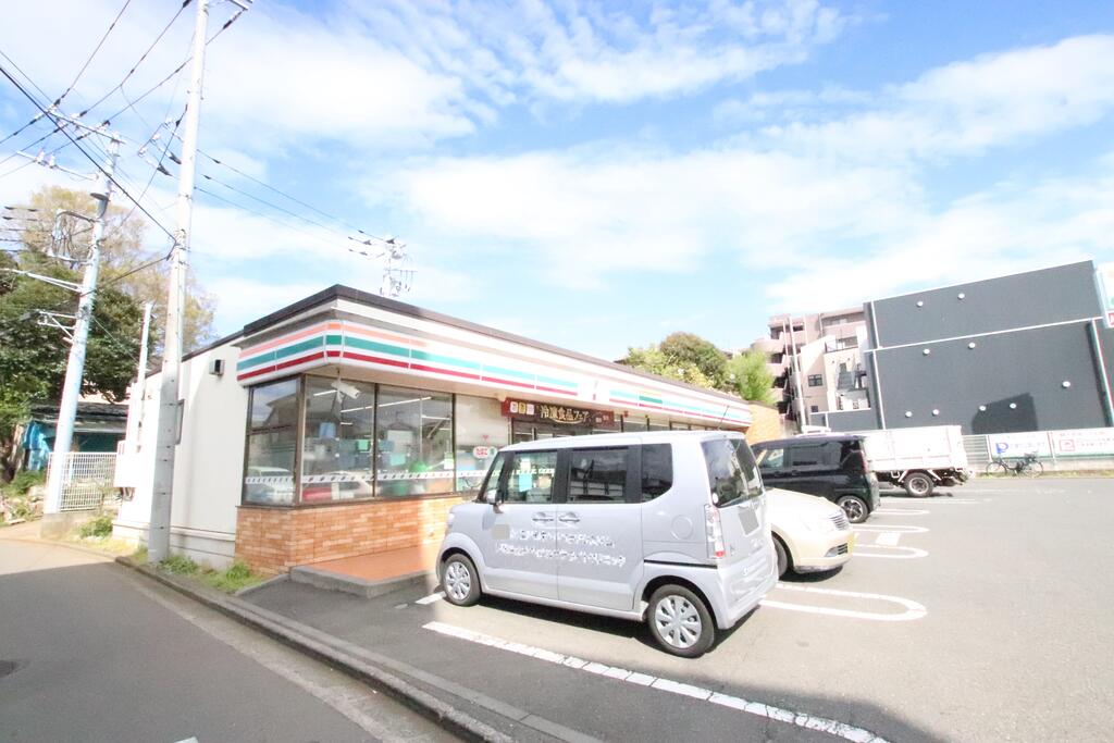 コンビニ　セブンイレブン横浜泉区役所前店（コンビニ）まで352m