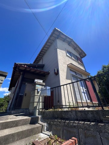 建物外観　高台にそびえたつ白い一戸建てです。
