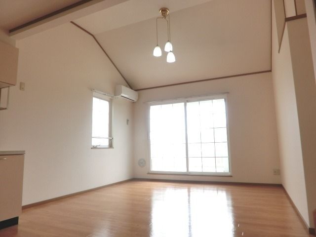 その他部屋・スペース　天井が高くて開放感のあるリビング
