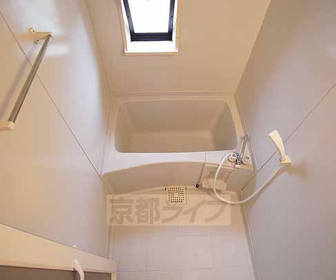 バス・シャワールーム　小窓が付いていて２４時間換気が可能なのです