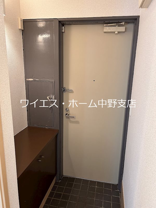 都営大江戸線 中野坂上駅 徒歩6分 4階建 築46年の玄関写真
