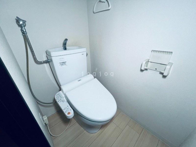 トイレ　嬉しい温水洗浄便座付きのトイレです。