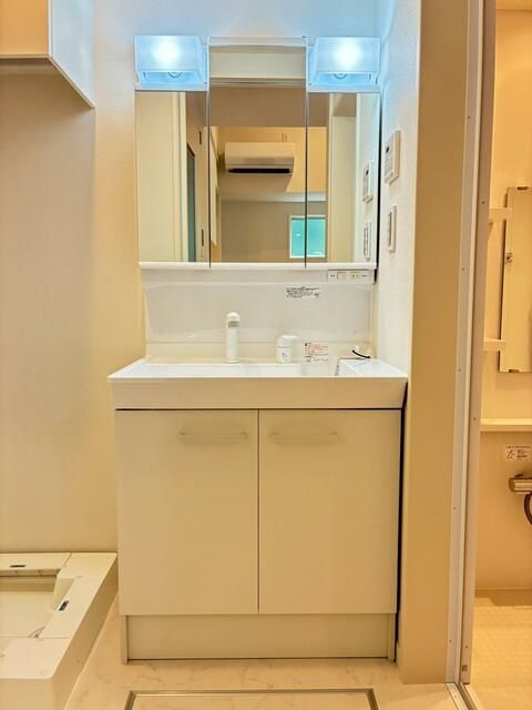 洗面設備　明るい洗面所です