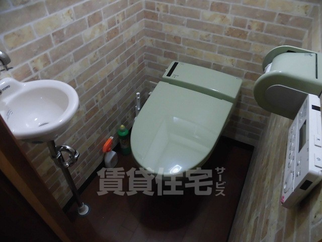 地下鉄東西線 醍醐駅 徒歩10分 2階建 築52年のトイレ写真