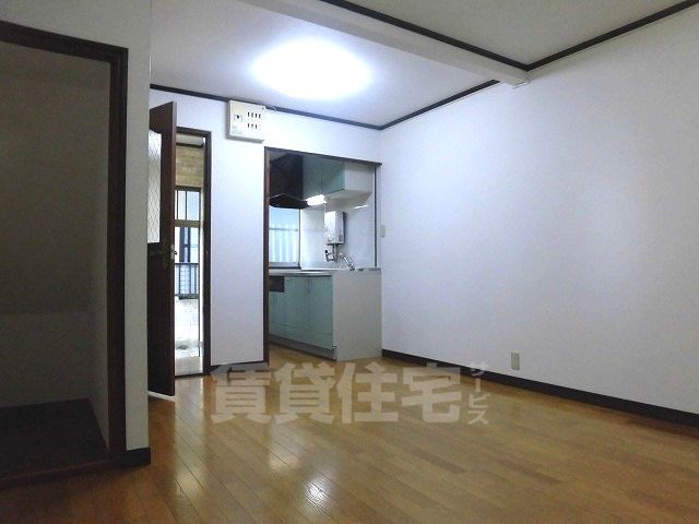地下鉄東西線 醍醐駅 徒歩10分 2階建 築52年の居間写真