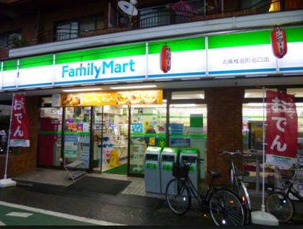 コンビニ　ファミリーマート丸萬椎名町北口店（コンビニ）まで525m