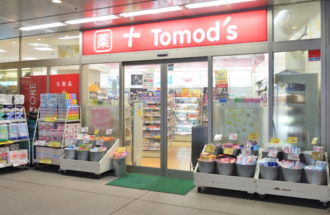ドラックストア　トモズ白金プラザ店（ドラッグストア）まで219m