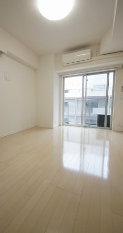 居室・リビング　落ち着いた色合いの床材を使用した居住空間です。