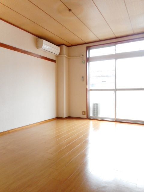 シティハイツ若草の居間写真
