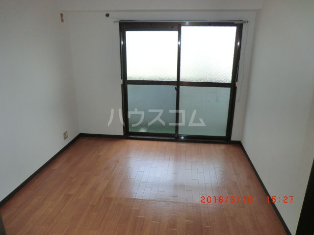 メゾン尾井の居間写真