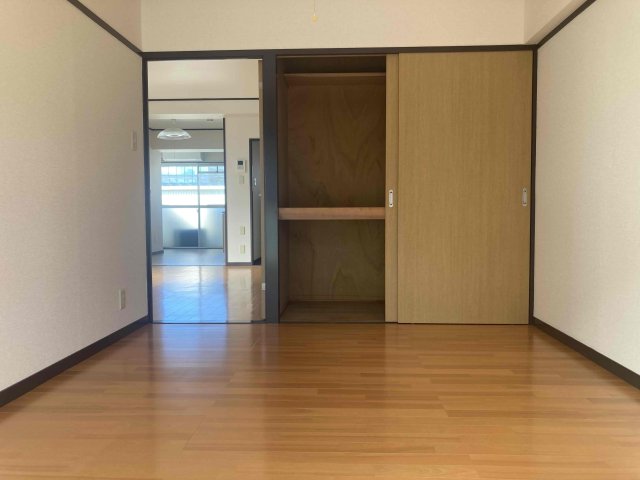 アーバン京命IIの居間写真