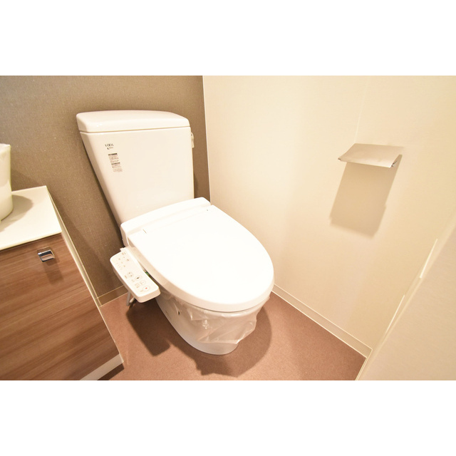トイレ　落ち着いた色調のトイレです