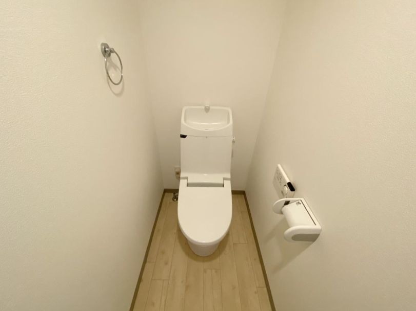 ブルーライン 蒔田駅 徒歩5分 4階建 築17年のトイレ写真