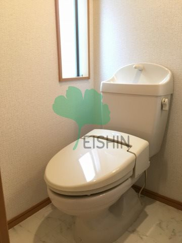 トイレ　温水洗浄便座・トイレ窓付き
