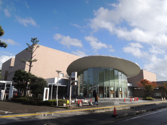 図書館　中央図書館ほんぽーと（図書館）まで510m