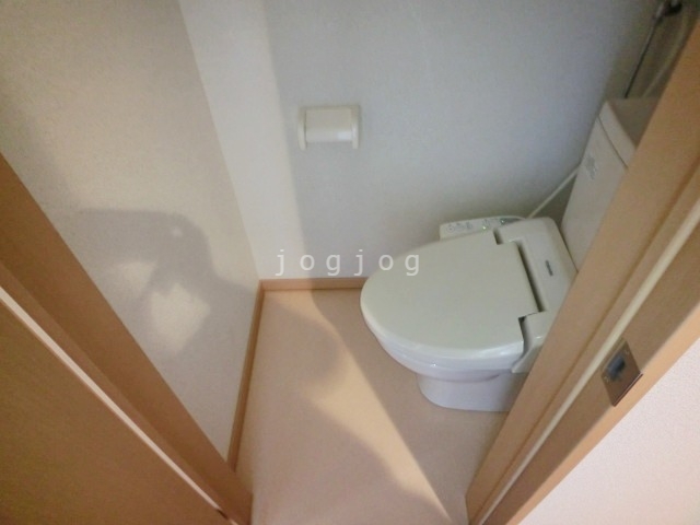 トイレ　嬉しい温水洗浄便座付きのトイレです。