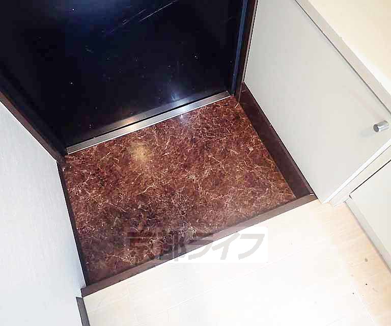シャレー西京極の玄関写真