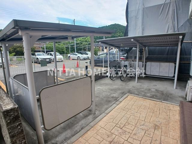 その他設備　屋根付きの駐輪場は無料で使えます＊