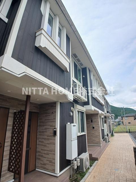 エントランス　敷地内に専用のゴミ捨て場があります☆