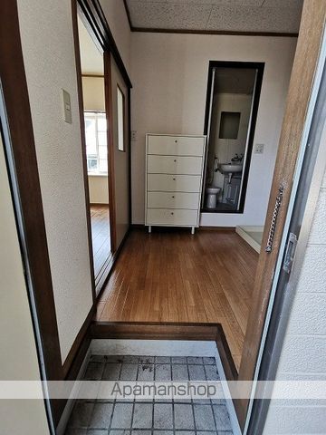 小田急小田原線 本厚木駅 バス乗車時間：18分 最寄りバス停で下車 徒歩7分 2階建 築36年の玄関写真