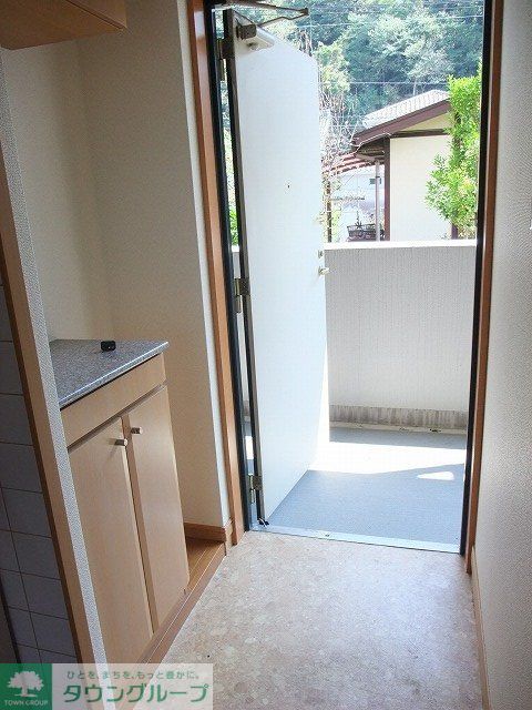 湘南モノレール 湘南深沢駅 徒歩2分 3階建 築20年の玄関写真