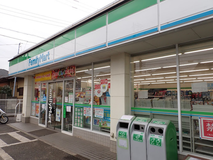 コンビニ　ファミリーマート小浦駒井町１（コンビニ）まで262m