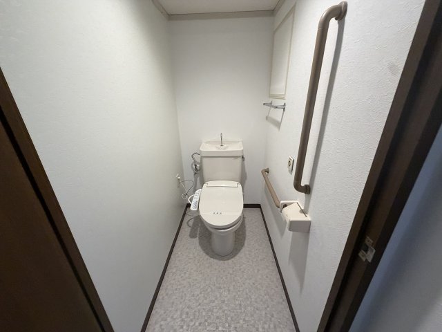 トイレ　落ち着いた色調のトイレです