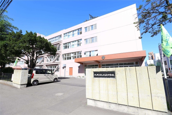 中学校　北辰中学校（中学校）まで1383m