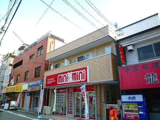 建物外観　駅前の２階建てのスマートな建物です。