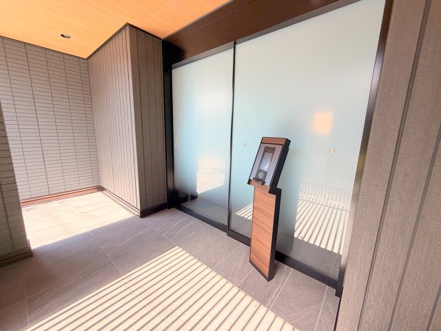 エントランス　オシャレなエントランスは安心のオートロック付きです。