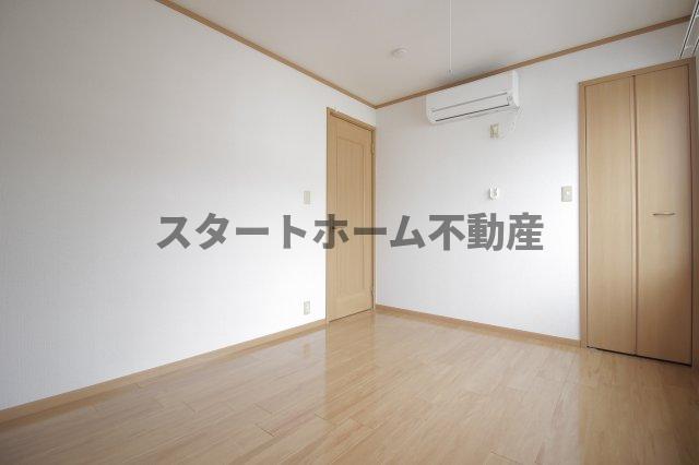 その他部屋・スペース　落ち着いた色調の寝室です