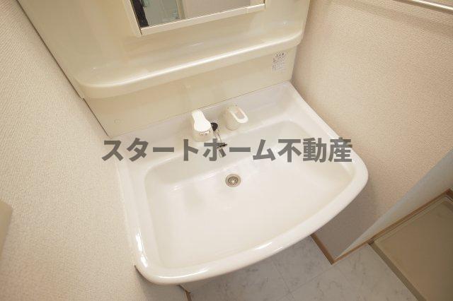洗面設備　明るい洗面所です