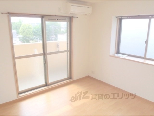 居室・リビング　角部屋で明るいです。