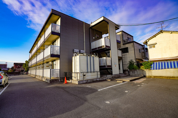 【岡山市中区桜橋のアパートの建物外観】