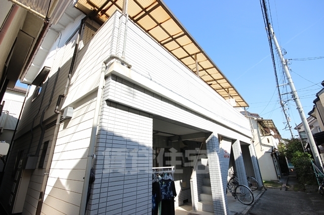 広島市中区吉島東のアパートの建物外観