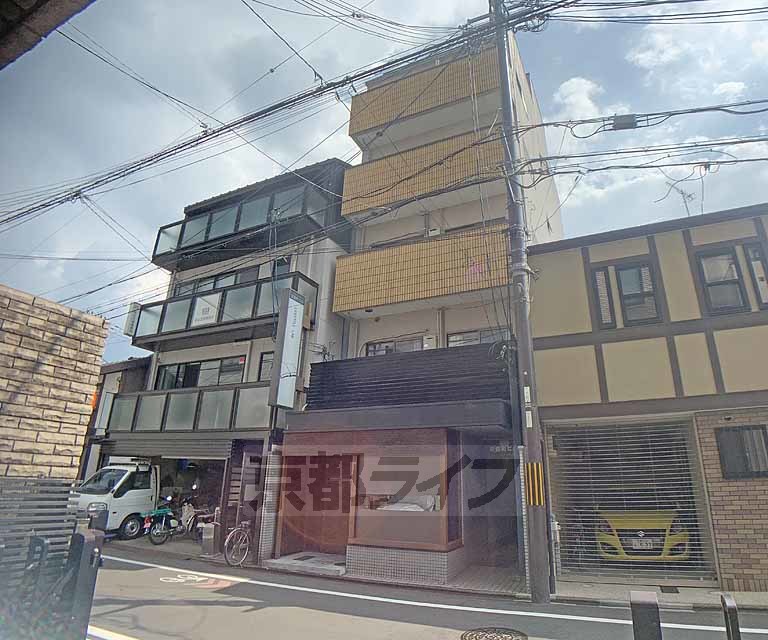 京都市中京区甘露町のマンションの建物外観