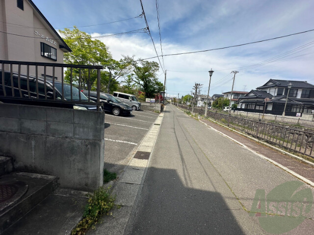 【多賀城市留ケ谷のアパートの駐車場】