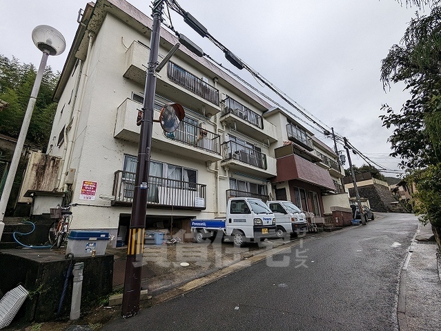 京都市山科区日ノ岡朝田町のマンションの建物外観