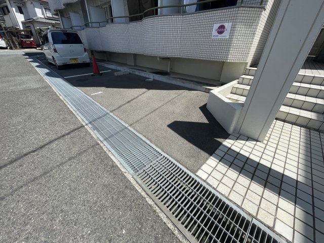 【メゾンUQの駐車場】